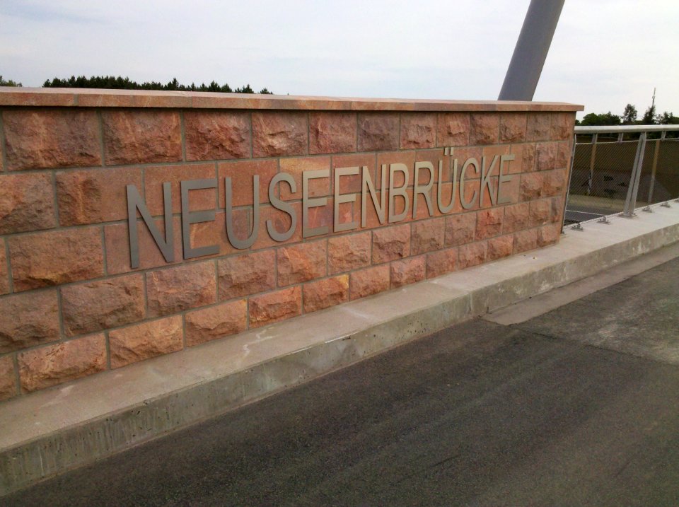 Neuseenbrücke mit Beschriftung am östlichen Brückenkopf im Mai 2017