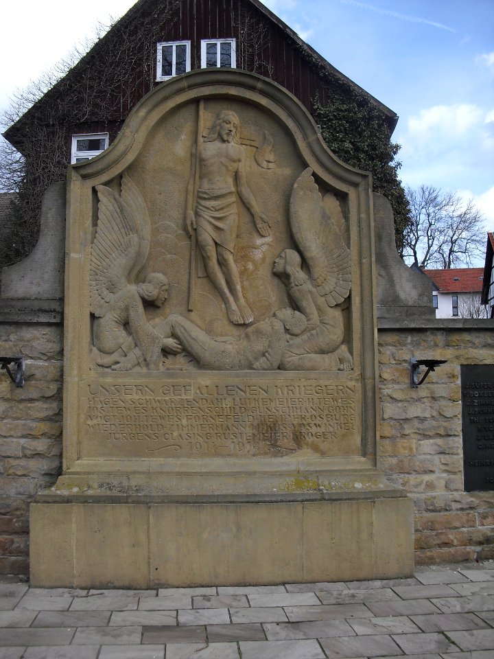 Neuenheerse-Kriegerehrenmal-Mitte