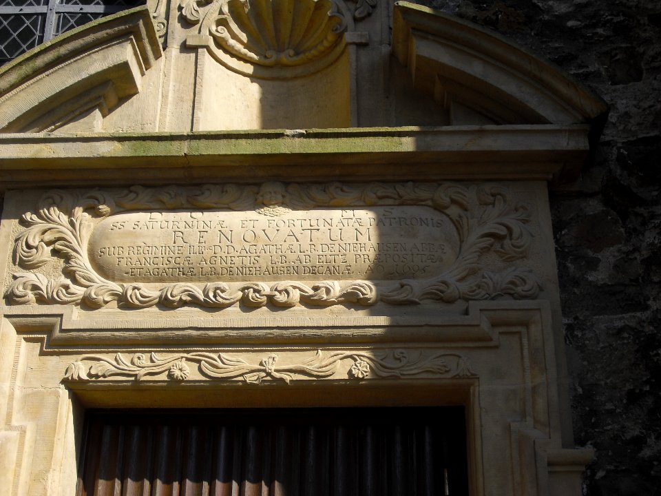 Neuenheerse-Stiftskirche Inschrift Portal