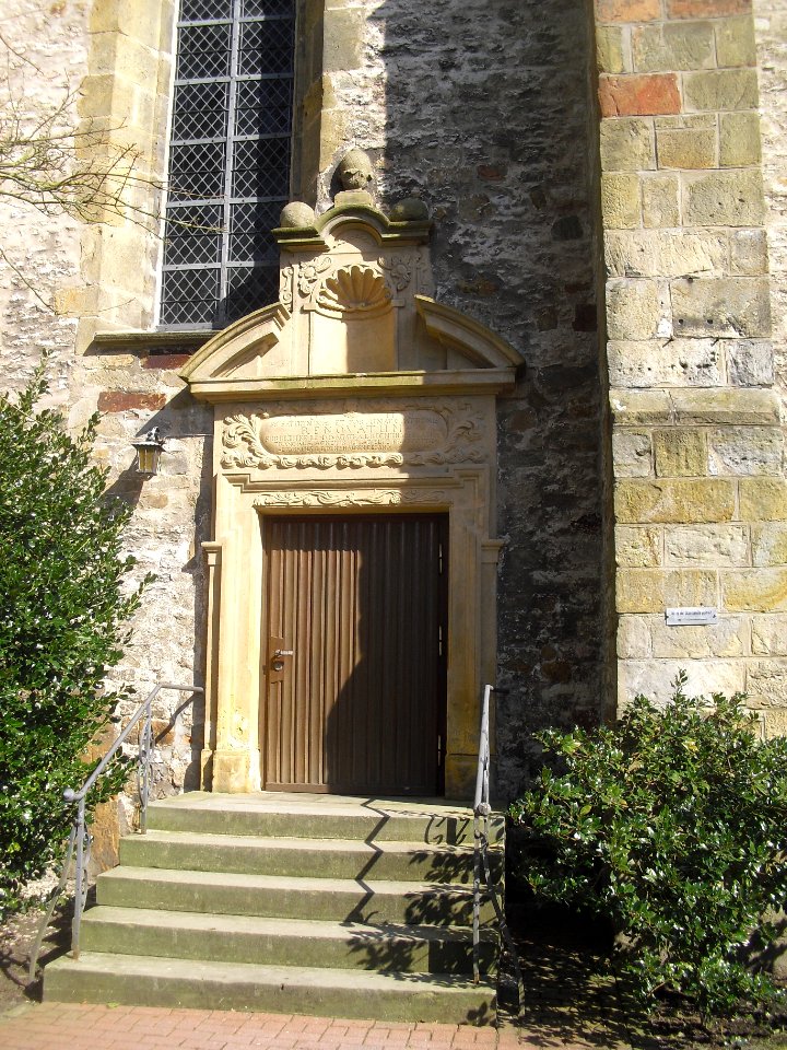 Neuenheerse-Stiftskirche Portal-1
