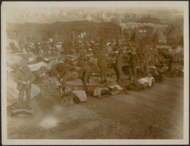 New Zealand soldiers preparing their equipment for inspection at a New Zealand B, Bestanddeelnr 158-2621