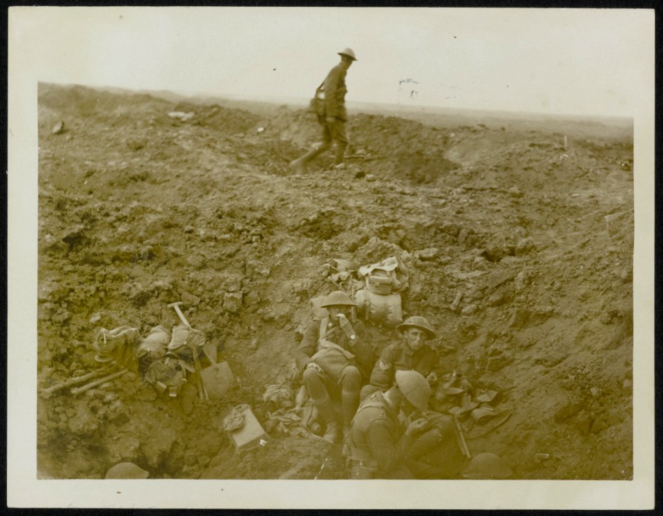 New Zealanders at home in a shell hole near the German line on Sept. 15th,1916, Bestanddeelnr 158-0199