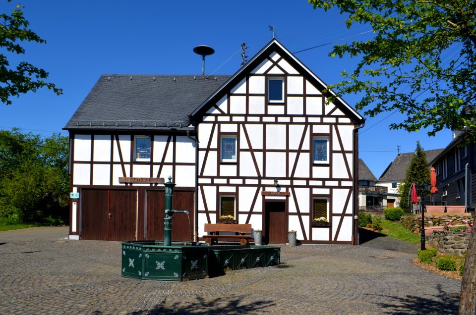 Neunkhausen, Hauptstraße 26 mit Brunnen