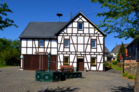 Neunkhausen, Hauptstraße 26 mit Brunnen