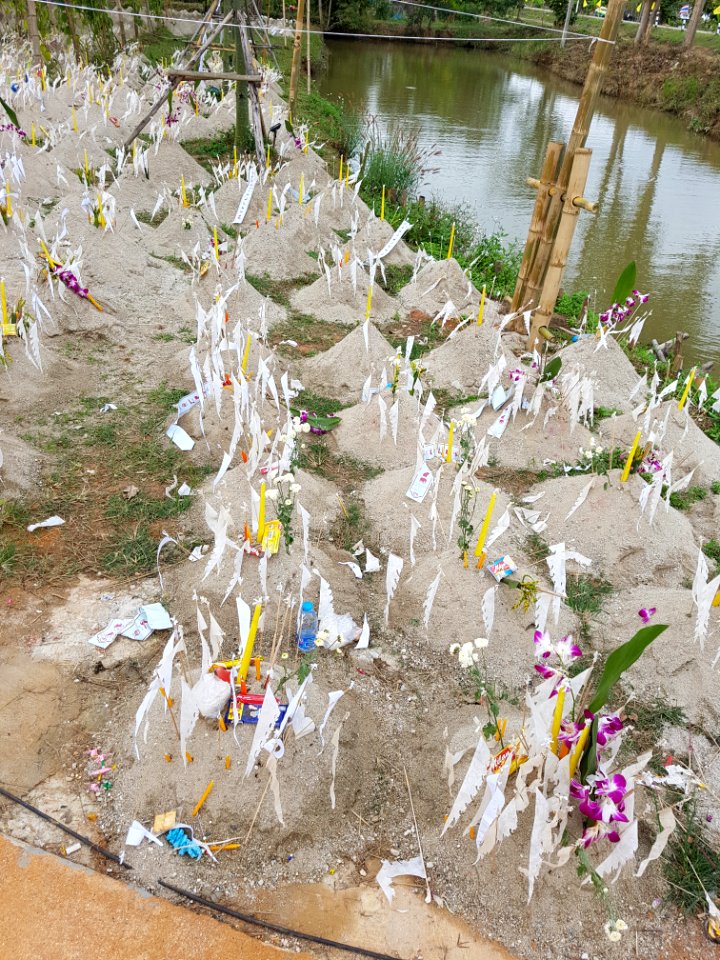 New year sand piles - Wat Hiranyawat - Chiang Rai - 2017-01-02 - 001