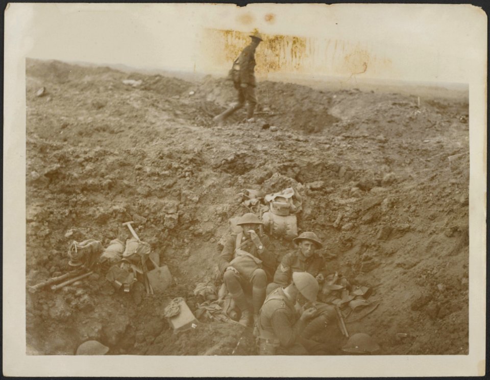 New Zealanders at home in a shell hole near the German line on Sept. 15, 1916, Bestanddeelnr 158-2627