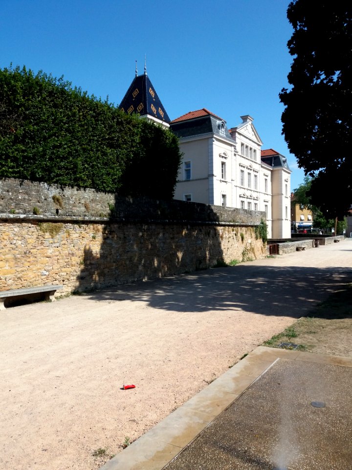Neuville-sur-Saône - Allée du Patrimoine, vue sur le château d'Ombreval