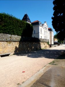 Neuville-sur-Saône - Allée du Patrimoine, vue sur le château d'Ombreval