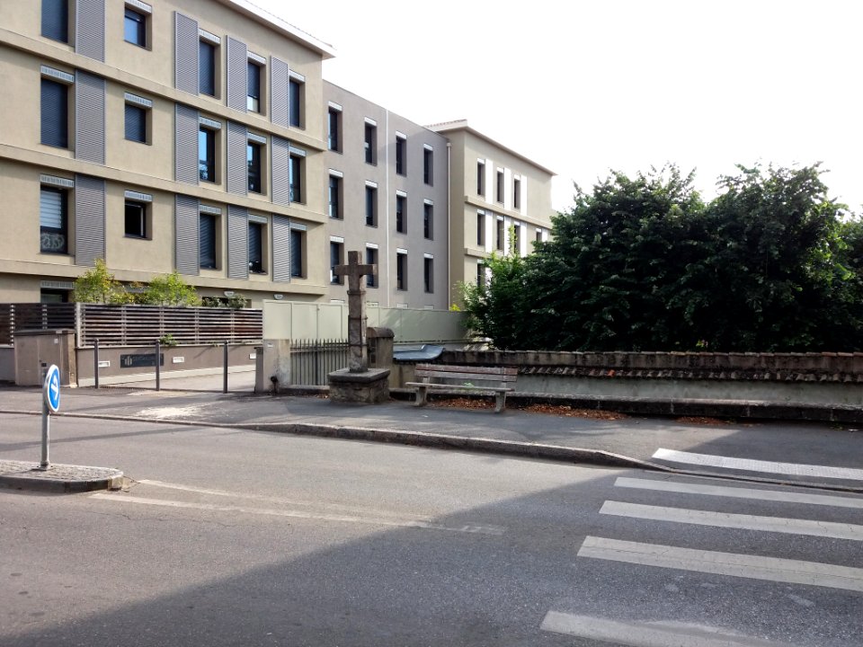 Neuville-sur-Saône - Avenue Van Doren, croix et banc