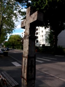 Neuville-sur-Saône - Avenue Van Doren, arrière de la croix