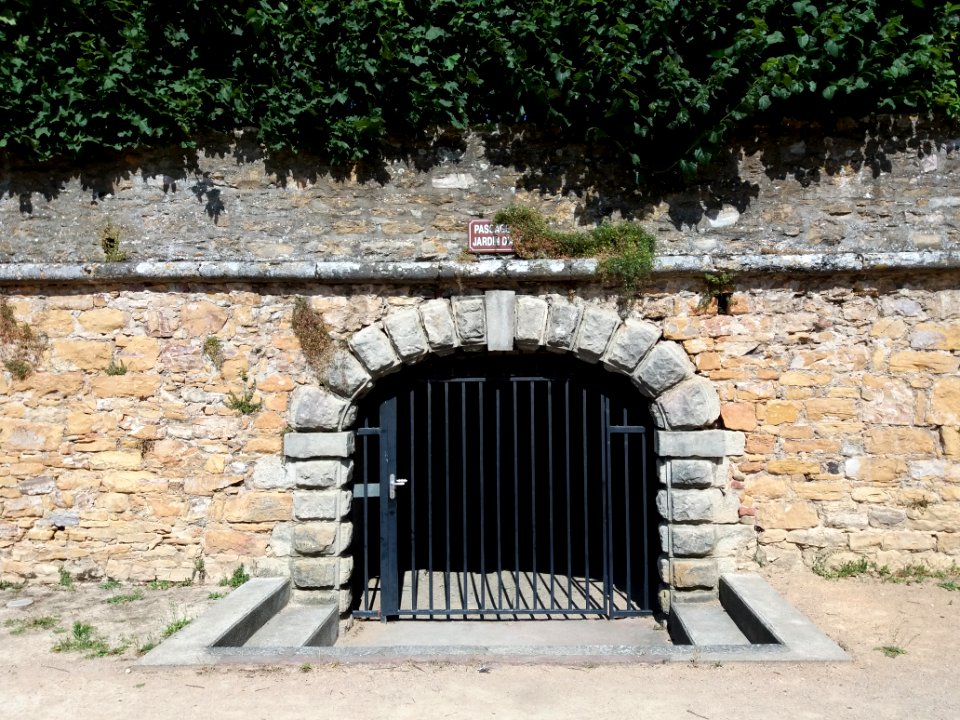 Neuville-sur-Saône - Allée du Patrimoine, portail