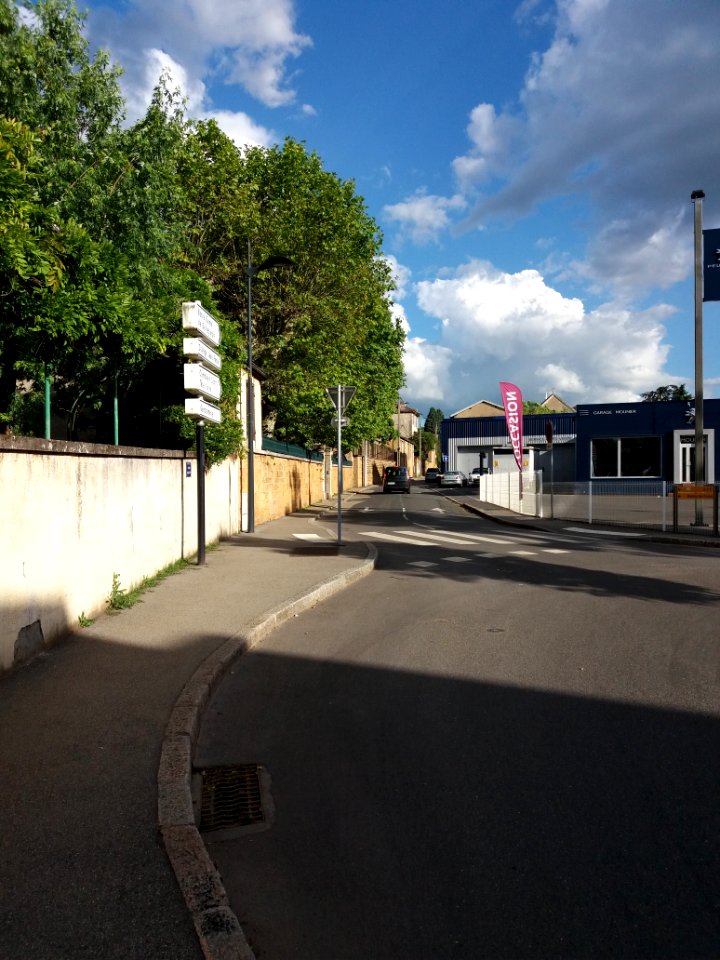 Neuville-sur-Saône - Avenue Gambetta, depuis la rue Pierre Dupont