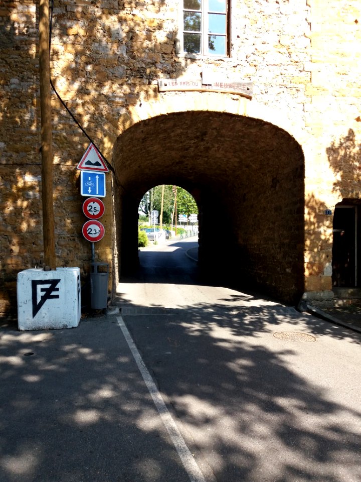 Neuville-sur-Saône - Château d'Ombreval, passage des voitures depuis la place du 8 Mai 1945, vers la place de la Voûte