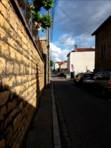 Neuville-sur-Saône - Avenue Gambetta, vers le sud, école La Tatière à gauche
