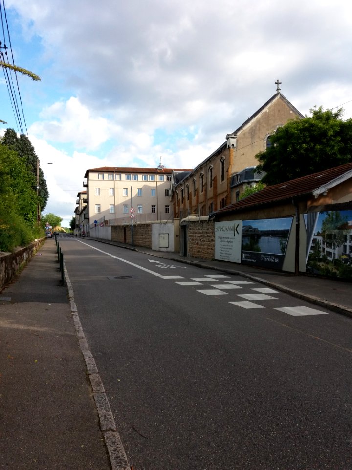 Neuville-sur-Saône - Avenue Gambetta, vers le sud, arrivant à l'école Notre-Dame de Bellegarde