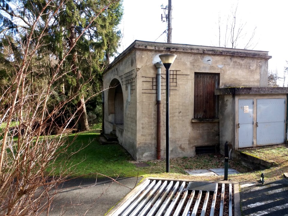 Neuville-sur-Saône - Avenue Auguste Wissel - Domaine Balmont - Bâtiment à l'angle du chemin du Pont des Biches