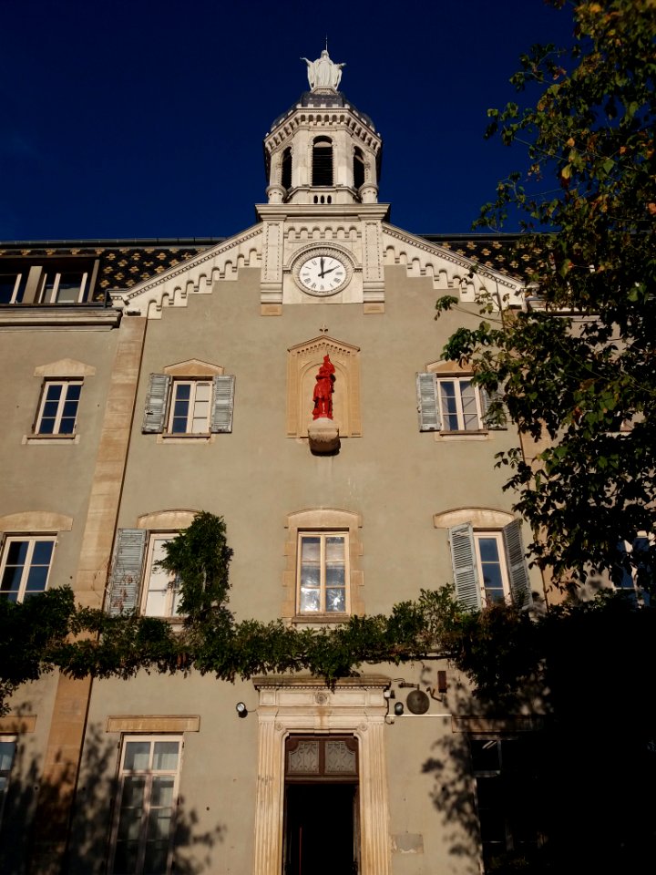 Neuville-sur-Saône - Façade avec Vierge et Jeanne d'Arc dans la cour de Notre-Dame de Bellegarde