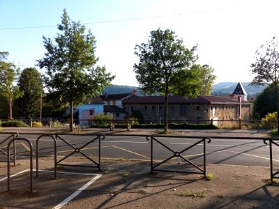 Neuville-sur-Saône - Bâtiment place de la Voûte, depuis la gare
