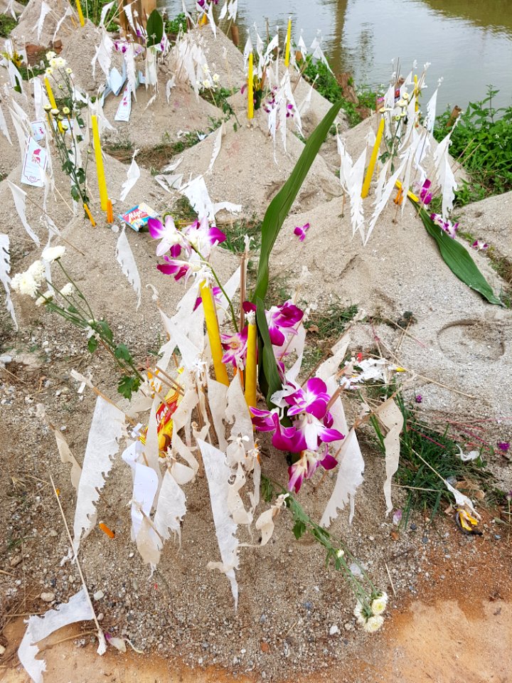 New year sand piles - Wat Hiranyawat - Chiang Rai - 2017-01-02 - 002