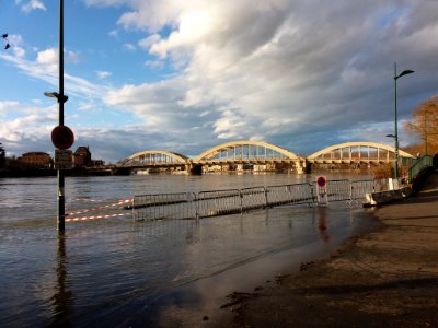 Neuville-sur-Saône - Parking du quai Pasteur - Saône en crue et pont vers l'amont