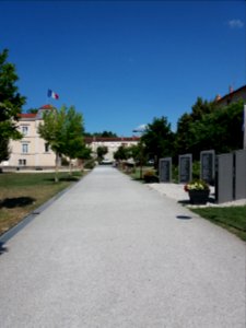Neuville-sur-Saône - Allée de Cabeceiras de Basto, vers l'est