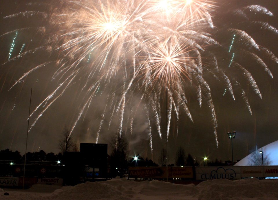 New Years Eve fireworks Oulu 20121231 01