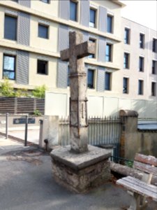 Neuville-sur-Saône - Avenue Van Doren, croix