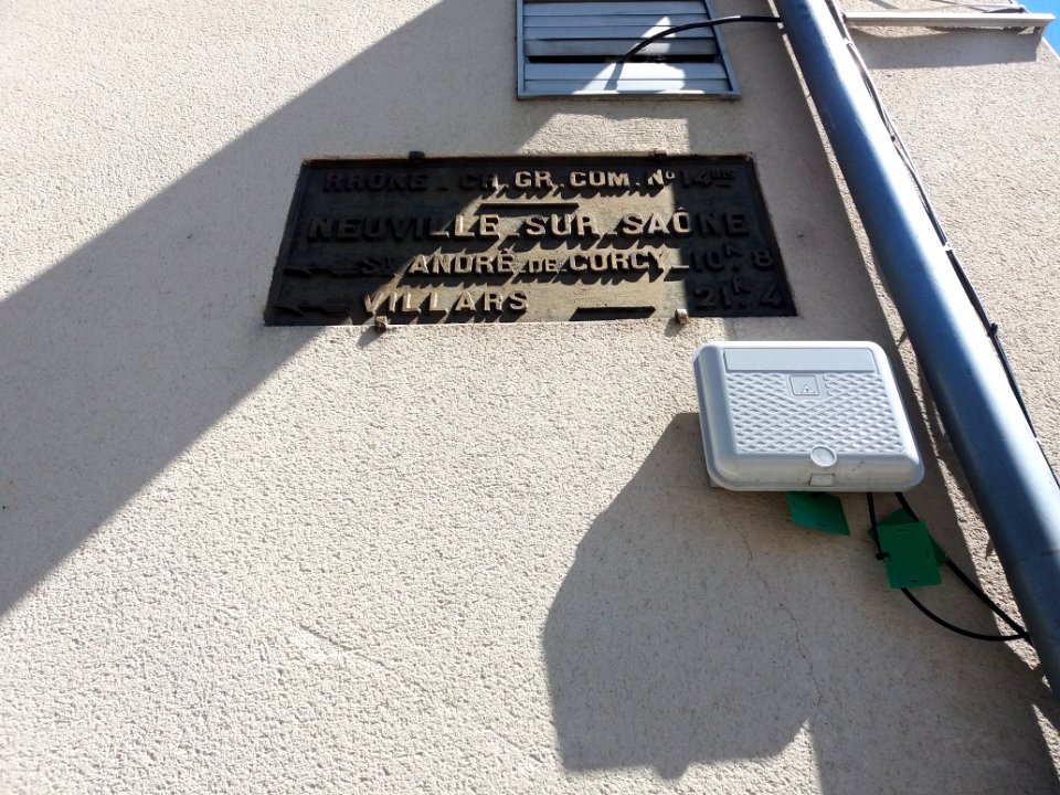 Neuville-sur-Saône - Avenue Auguste Wissel - Plaque de cocher à l'angle de la rue Pollet, Rhône CH. GR. COM. N°14bis