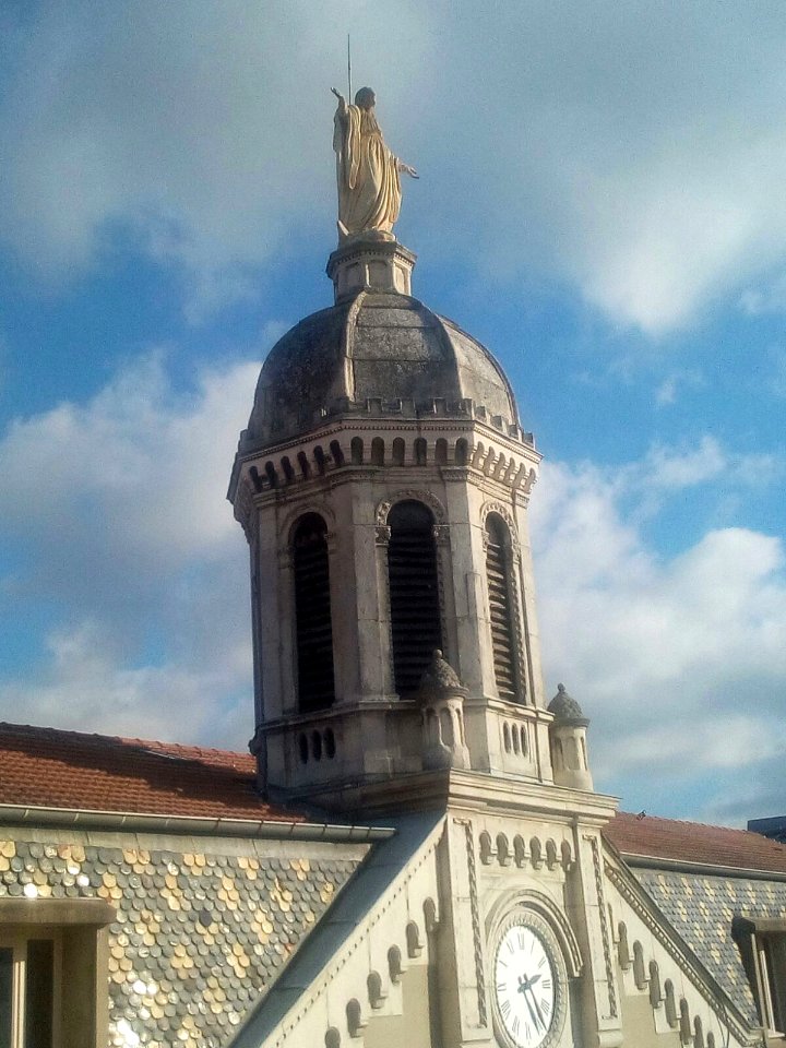 Neuville-sur-Saône - Établissement scolaire Notre-Dame de Belelgarde - Vierge en 2017 avant sa restauration