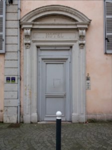 Neuville-sur-Saône - Place Ampère - Porte de l'hôtel du Lion d'Or