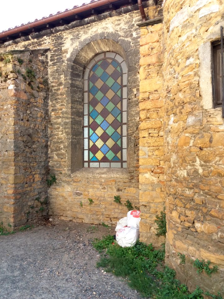 Neuville-sur-Saône - Chapelle d'Ombreval, vitrail nord-est, de l'extérieur