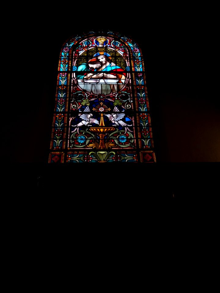 Neuville-sur-Saône - Église Notre-Dame-de-l'Assomption - Vitrail - Scène de la Bible, évangile selon Saint Jean 13,23