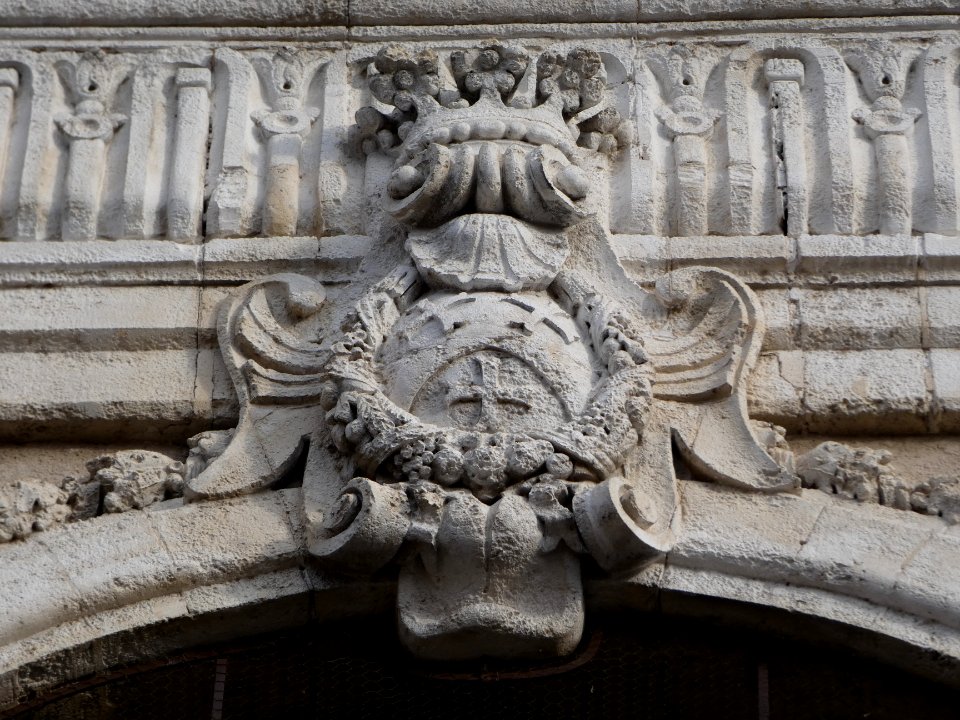 Neuville-sur-Saône - Église Notre-Dame de l'Assomption - Façade - Relief au-dessus du vitrail