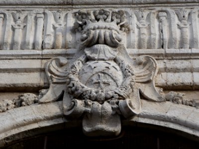 Neuville-sur-Saône - Église Notre-Dame de l'Assomption - Façade - Relief au-dessus du vitrail