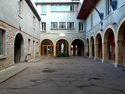Neuville-sur-Saône - Établissement scolaire Notre-Dame de Bellegarde, cour intérieure