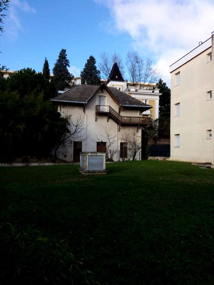Neuville-sur-Saône - Avenue Auguste Wissel, maisons au numéro 34, vues depuis la résidence côté est