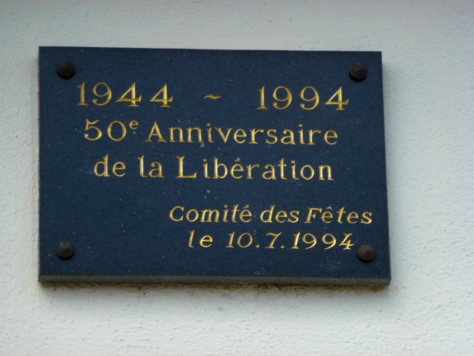 Neuville-sur-Authou (Eure, Fr) plaquette libération 1944 sur mairie