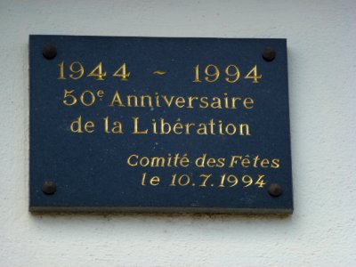 Neuville-sur-Authou (Eure, Fr) plaquette libération 1944 sur mairie
