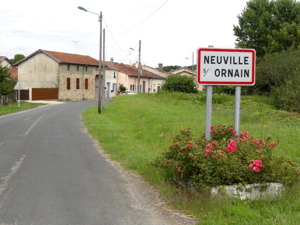 Neuville-sur-Ornain (Meuse) city limit sign