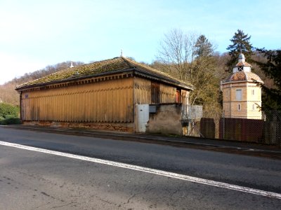 Neuville-sur-Saône - Avenue Auguste Wissel - Domaine Balmont - Bâtiment à l'angle du chemin de l'Étang