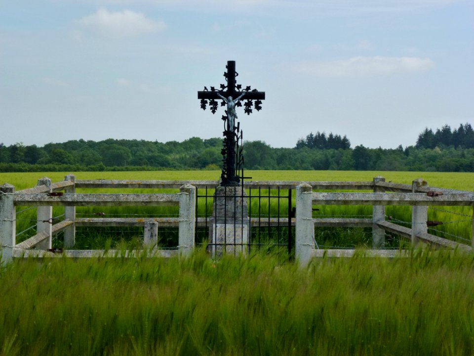 Neuville-sur-Authou (Eure, Fr) croix de chemin commémoratif