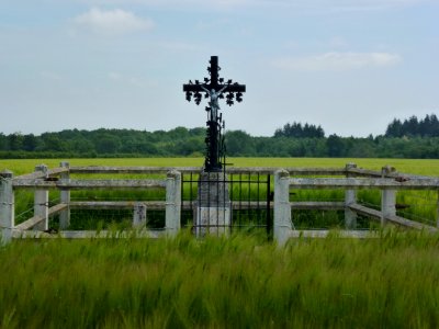 Neuville-sur-Authou (Eure, Fr) croix de chemin commémoratif
