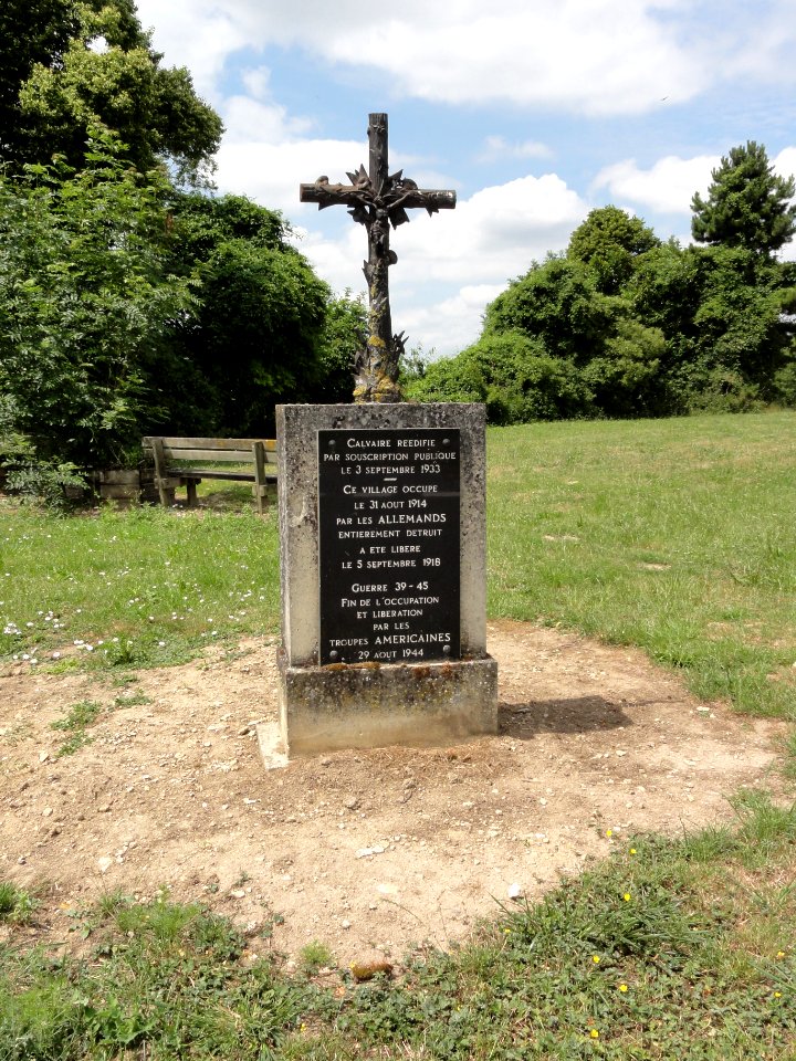 Neuville-sur-Margival (Aisne) croix de chemin, mémorial de guerre