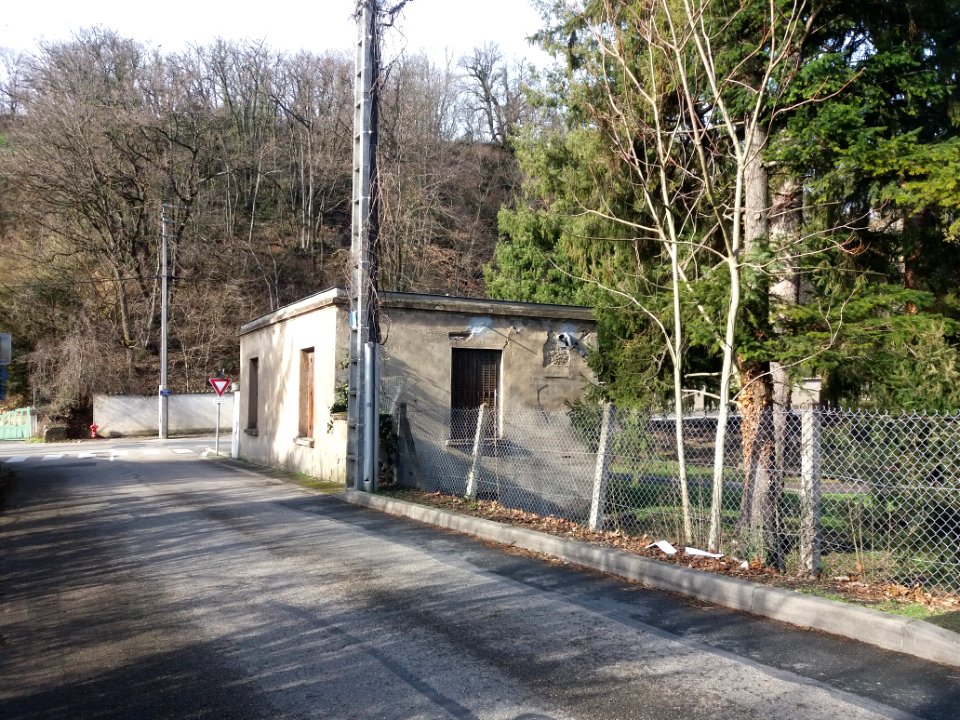 Neuville-sur-Saône - Chemin du Pont des Biches - Bâtiment du domaine Balmont à l'angle de l'avenue Auguste Wissel