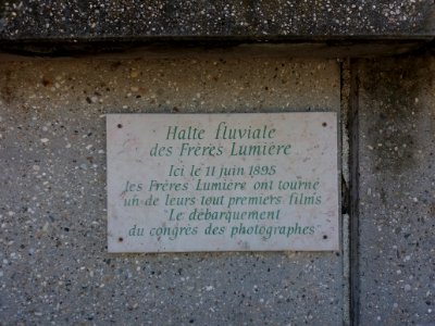 Neuville-sur-Saône - Chemin de Halage, plaque Halte fluviale des Frères Lumière
