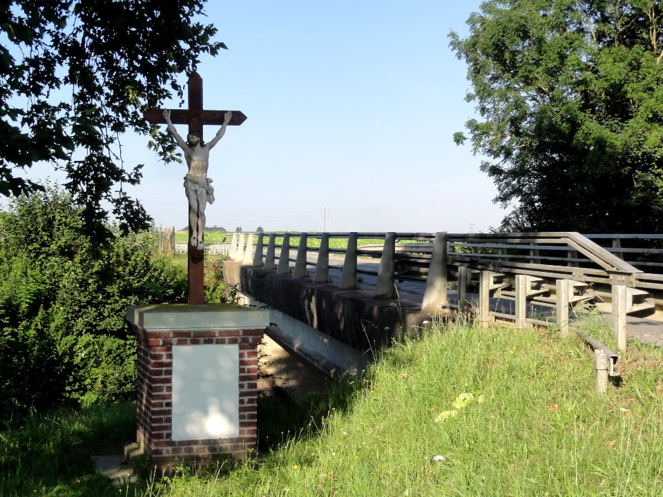 Neuville-Saint-Amand (Aisne) croix de chemin