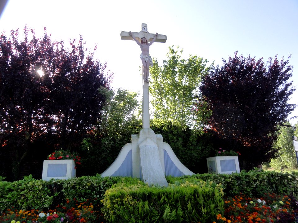 Neuville-Saint-Amand (Aisne) croix de chemin au village