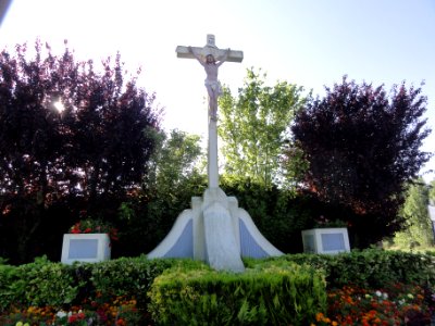 Neuville-Saint-Amand (Aisne) croix de chemin au village