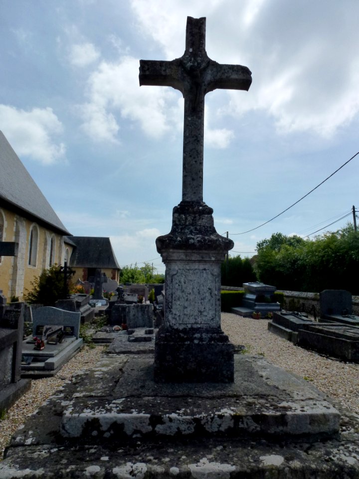 Neuville-sur-Authou (Eure, Fr) croix de cimetière