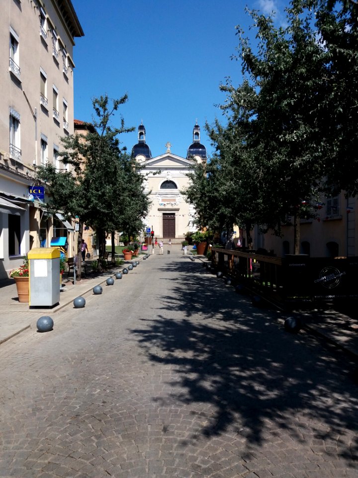 Neuville-sur-Saône - Place Ampère, depuis le quai Pasteur
